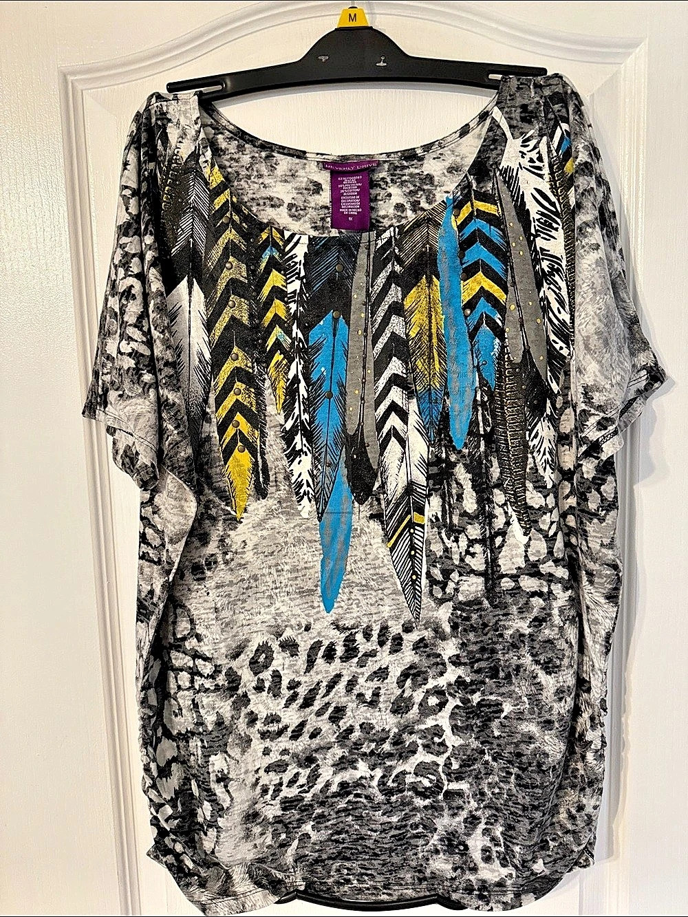 Pretty Girl Feather Print Tunic top Gray & Black Size Medium